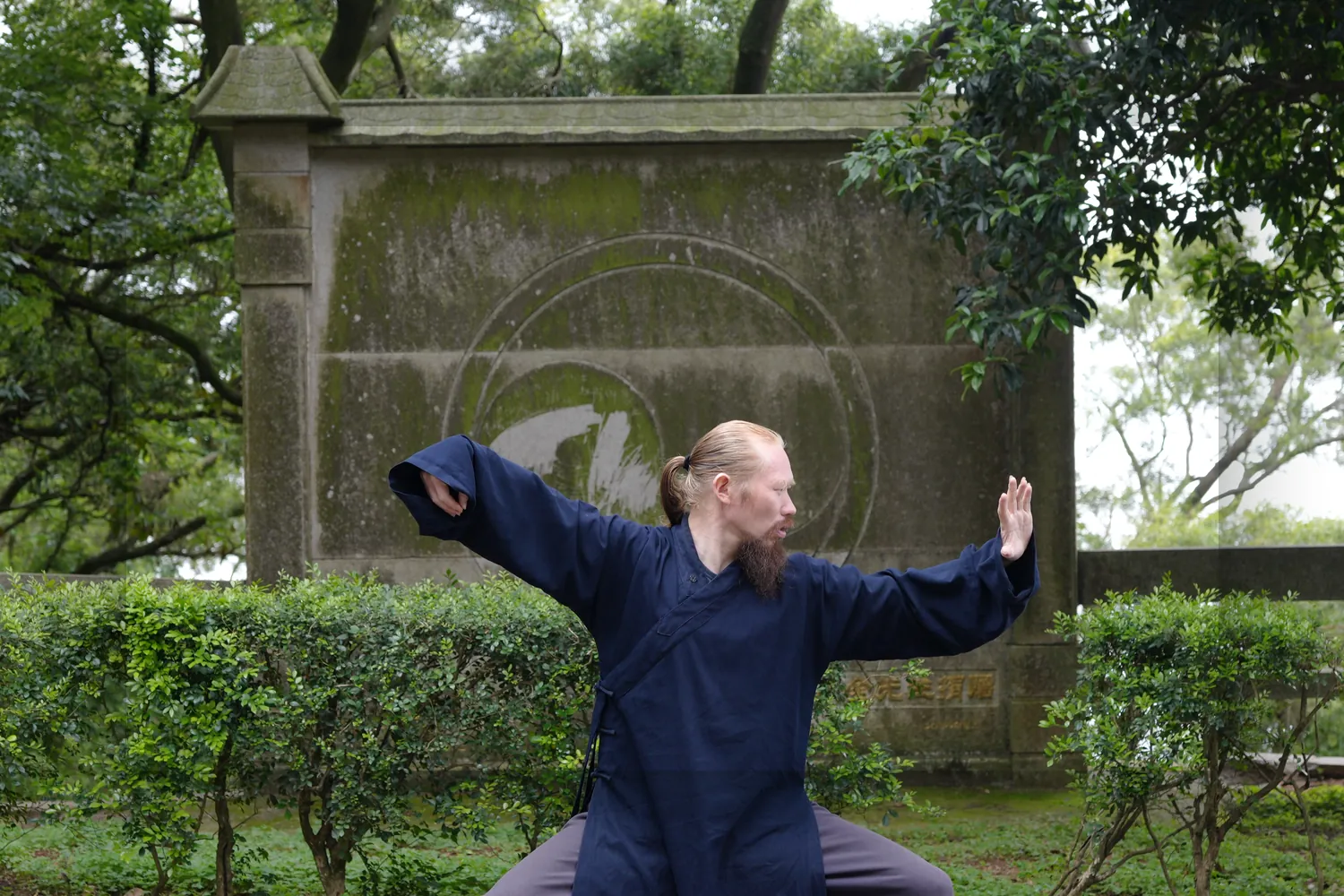 Teacher Yuzhenzi practicing Taiji at Longhu Mountain